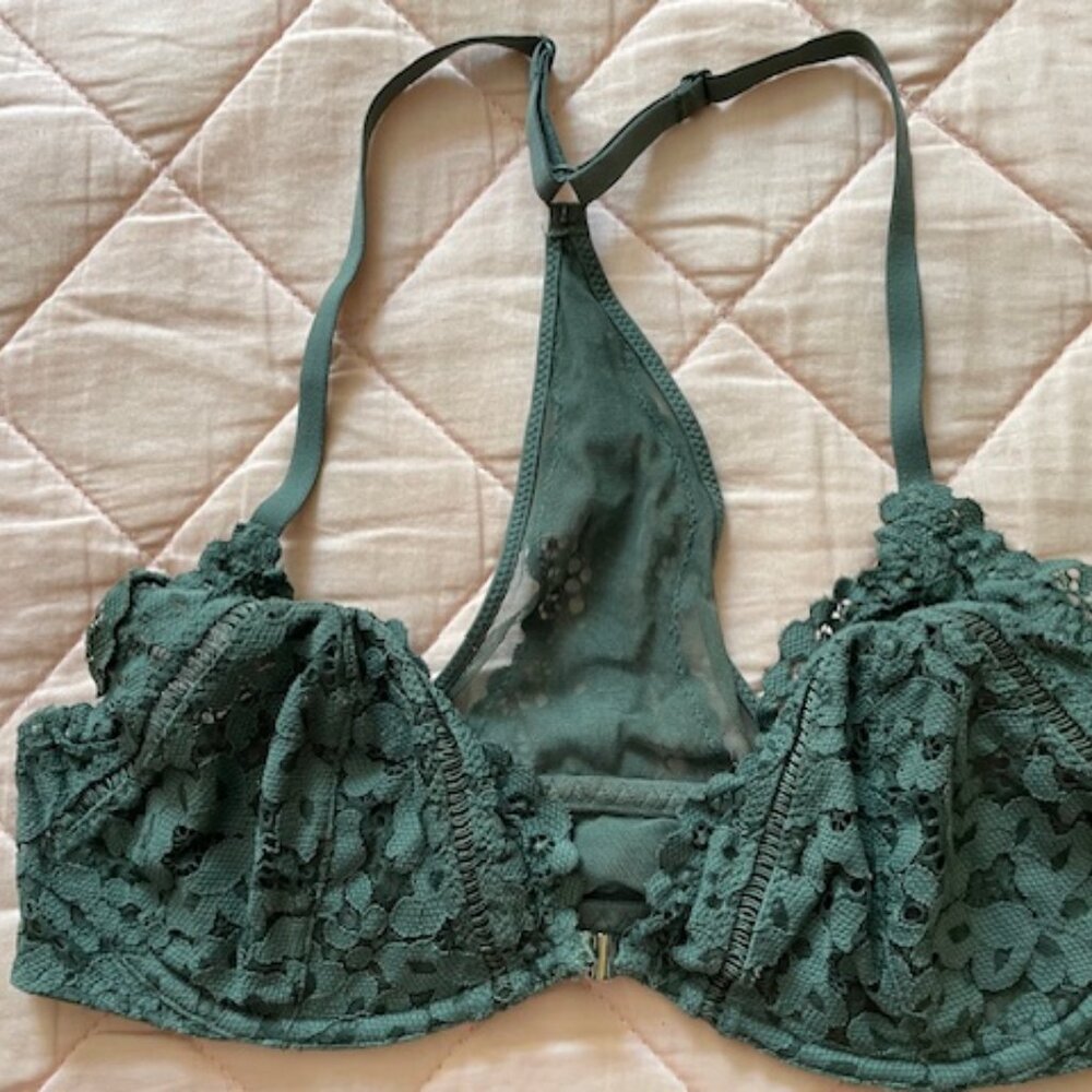 Gorgeous racerback lace bra, Victoria's Secret, front closure, body by Victoria